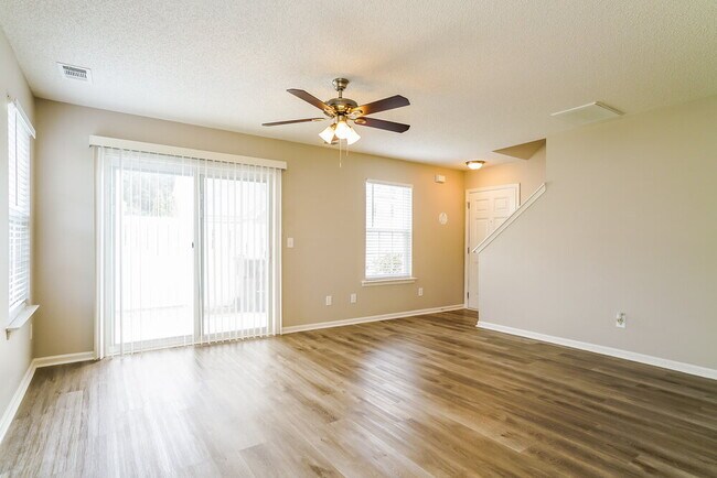 Foto del edificio - 8145 Wesley Farm Dr