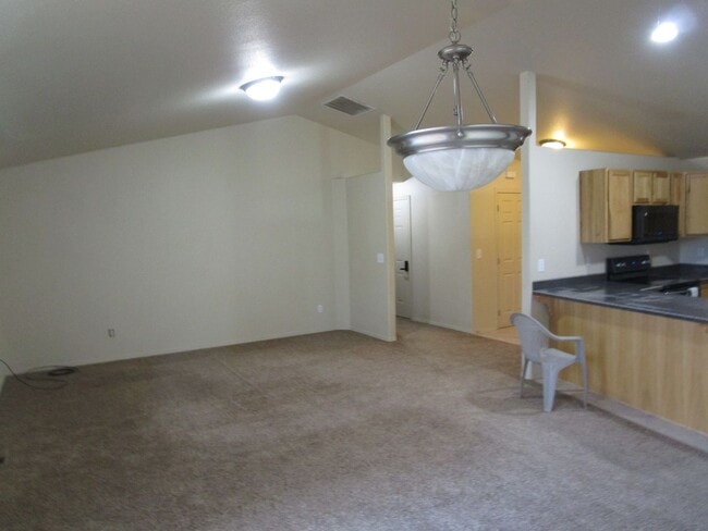 Foto del edificio - Open Feel Home in Ochoco West Subdivision - Electricity Included! Available Soon!