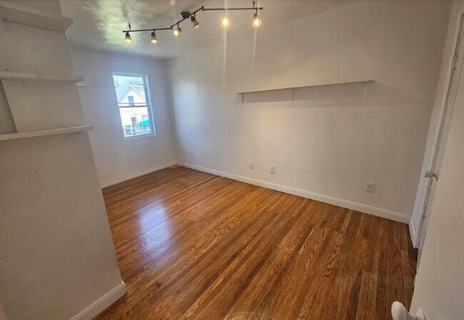 Foto del edificio - 807 Hazlett Ave