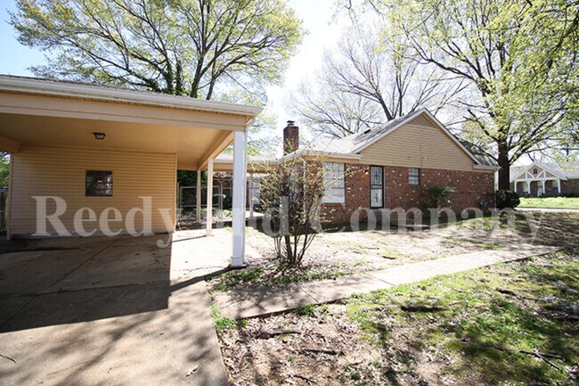 Building Photo - 6116 Live Oak Cove