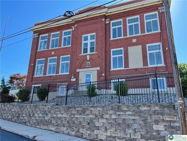 Building Photo - 216 Penn St