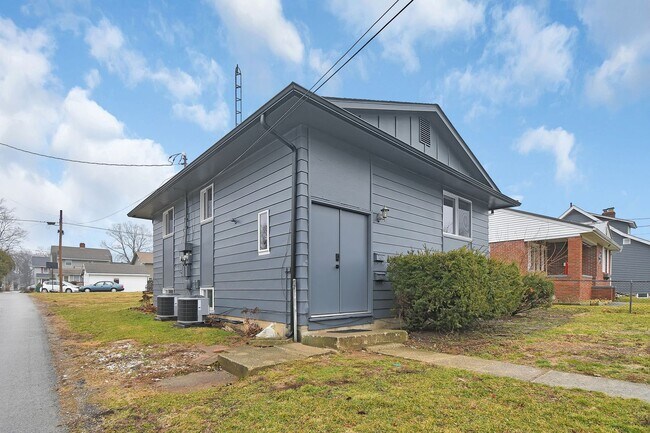 Foto del edificio - Freshly Renovated Duplex. Upstairs and Downstairs Units Available Now. Schedule a Schedule Today!