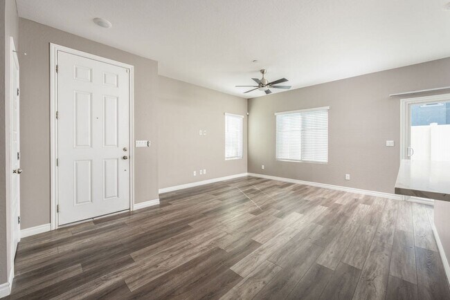 Foto del edificio - Modern Henderson Townhome with Loft & Resort-Style Amenities