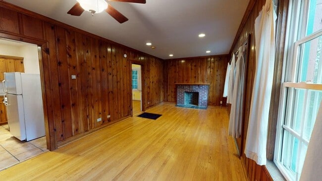 Building Photo - Downtown Cottage!