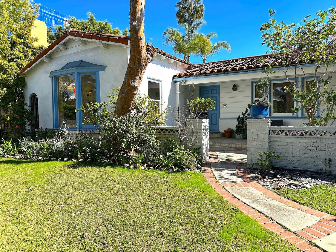 Primary Photo - Spacious Three Bedroom Hollywood Golden Er...