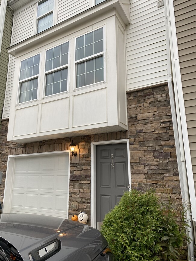 Building Photo - 213 Summerfield Dr