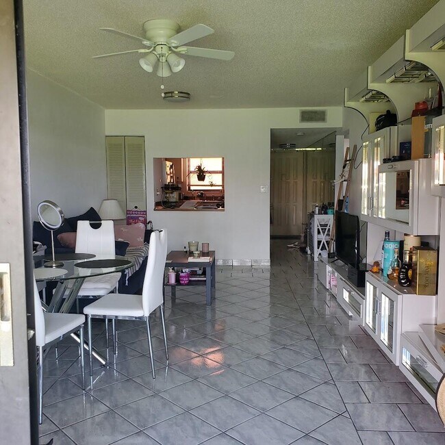 Foto del edificio - 2161 Woolbright Rd