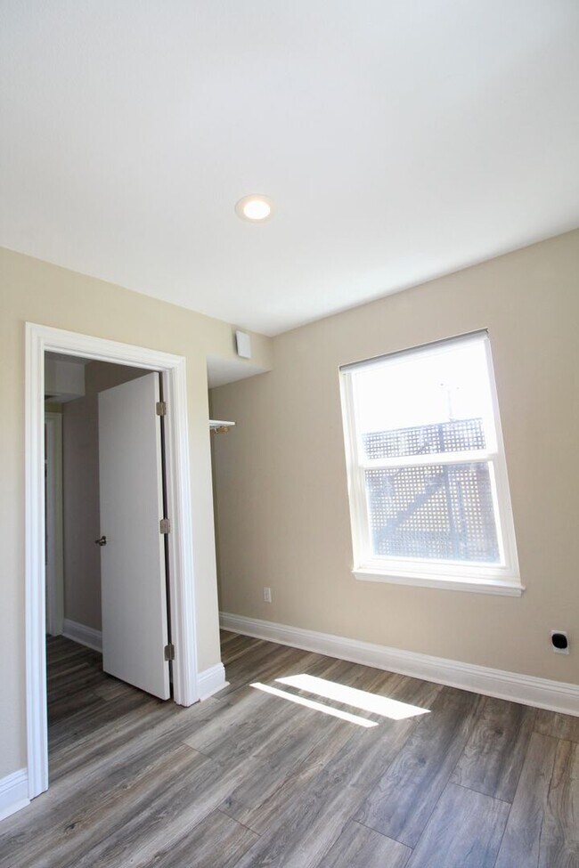 Foto del edificio - Two story unit w/ spiral staircase blocks ...