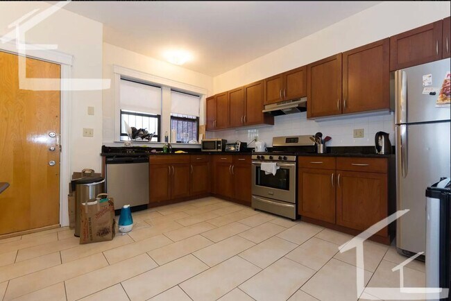 Foto del edificio - Sunny 4-bed, 2-bath in Allston Near the T-  Huge Bedrooms!