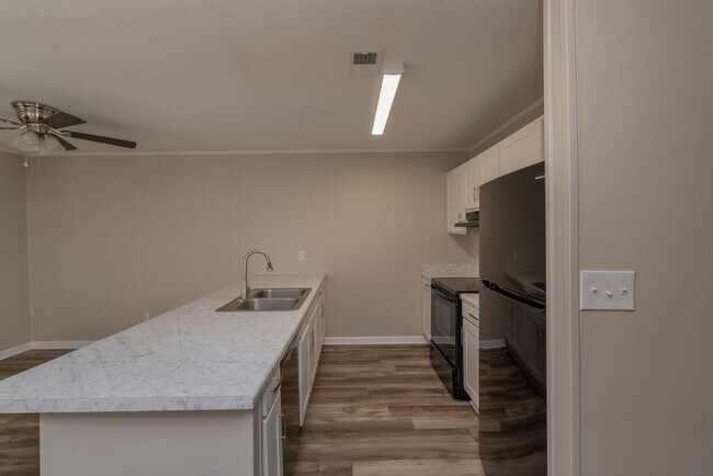 Foto del edificio - $950 - Updated 2 Bed/1 Bath Duplex With Stainless Steel Appliances!