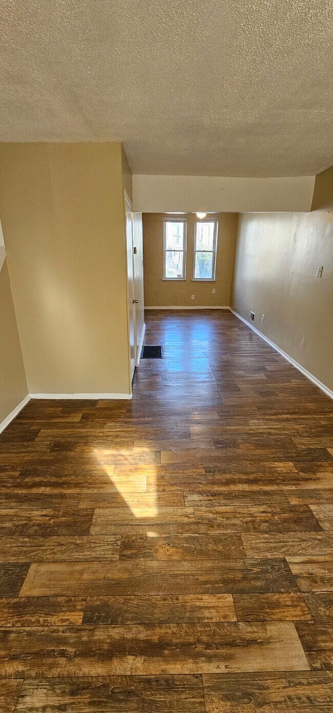 Foto del edificio - 2704 Lauretta Ave