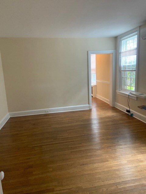 Entrada a la sala de estar - 314 W Miner St