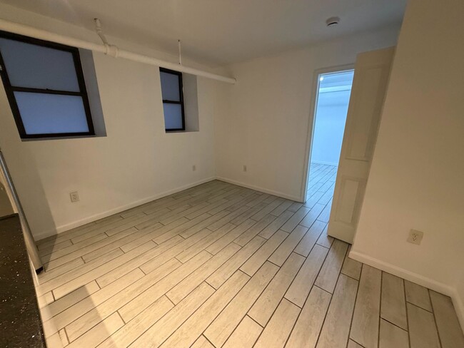 Building Photo - 118 Corbin Ave