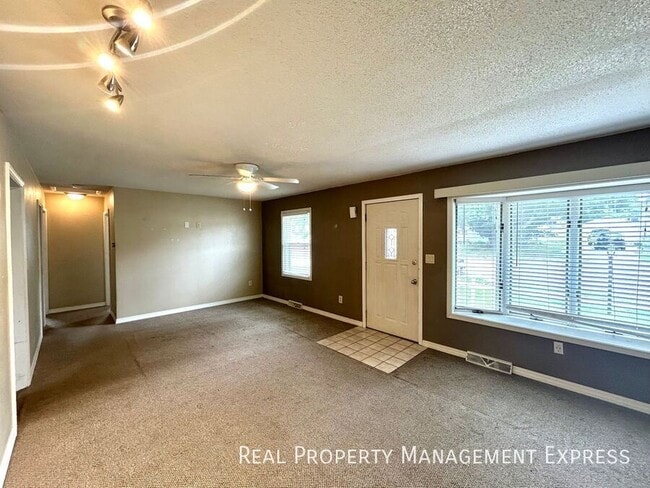 Foto del edificio - Modern 2 Bedroom + Den, 2 Bath House