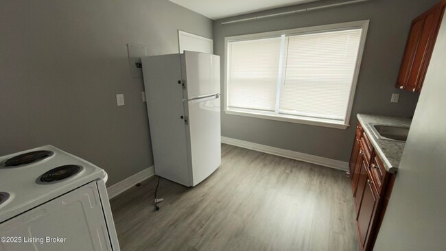 Building Photo - 4148 Hillview Ave