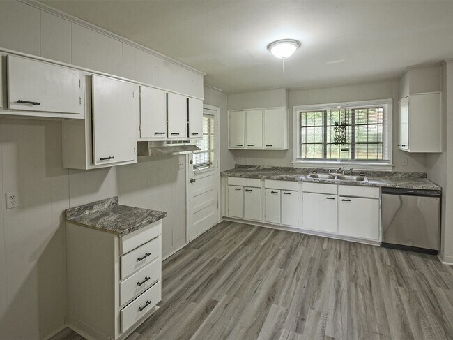 Foto del edificio - UPDATED  3 bed, 1.5 bath with STAINLESS STEEL appliances.