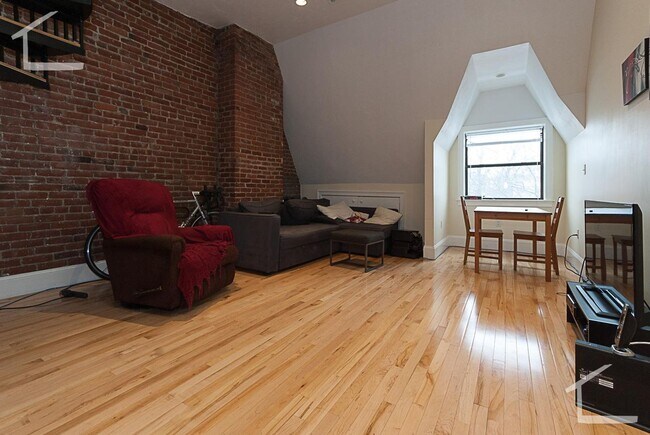 Foto del edificio - No Broker's Fee, Central Coolidge Corner Location, Central Heat/AC, Laundry on a Site