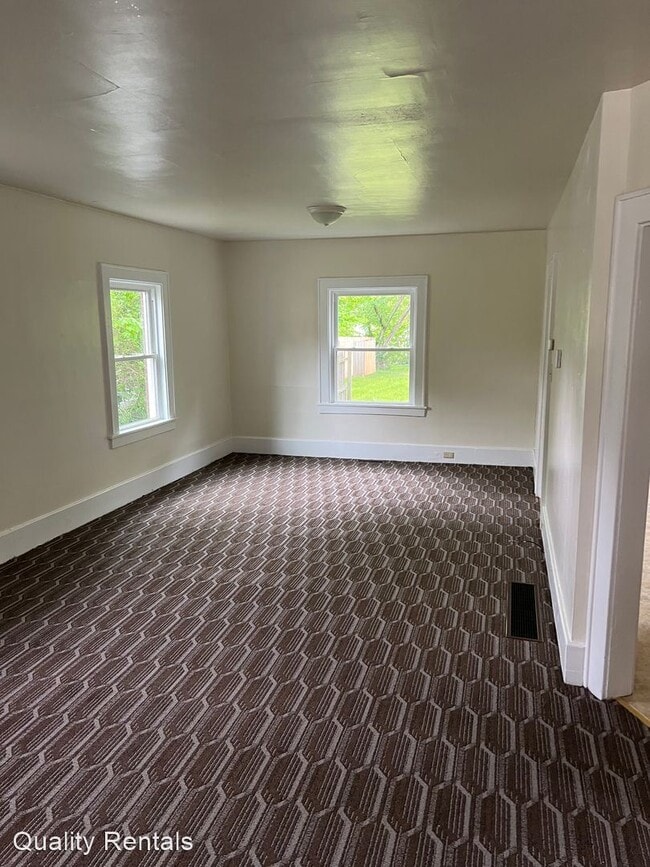 Building Photo - 3 br, 1 bath House - 530 E 9TH