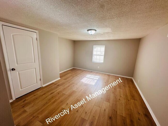 Building Photo - GORGEOUS SPACIOUS SECTION 8 FRIENDLY HOME!!