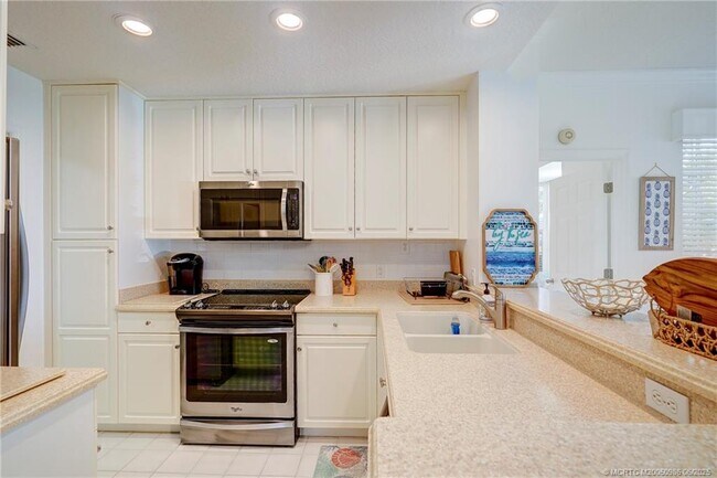 Building Photo - 411 NE Plantation Rd