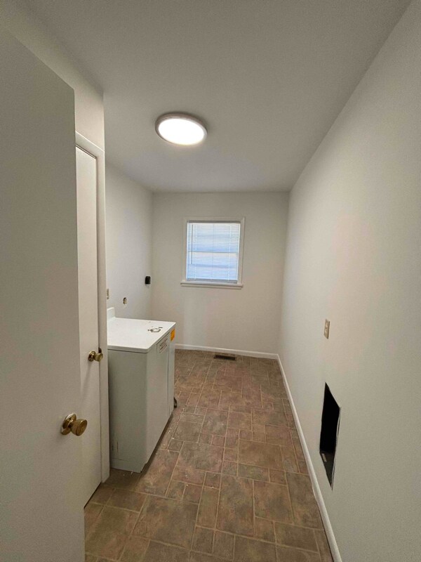 Building Photo - 206 W Roberts St