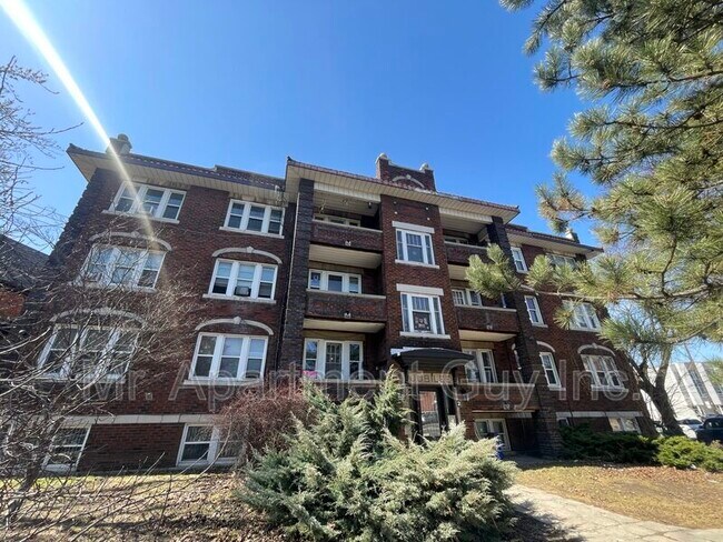 Building Photo - 2 Balsam Ave S