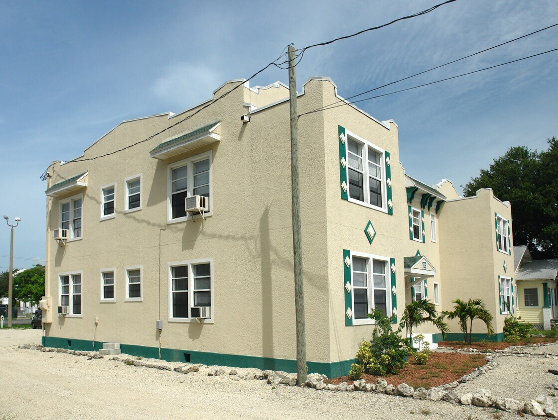Exterior - 1732 Fowler St