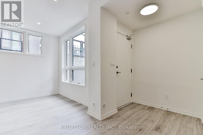 Building Photo - 16 Lytham Grn Cir