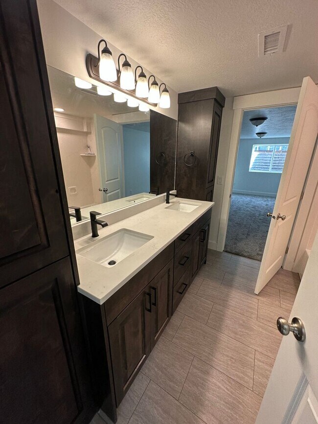 Building Photo - 2 Bed 1 Bath Basement Apartment for Rent i...
