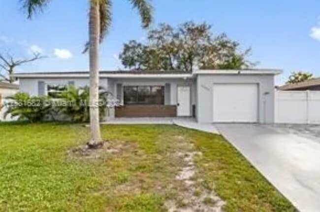 Foto del edificio - 10680 Ember St