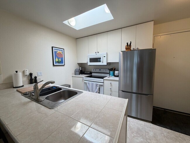 Foto del edificio - Light-Filled 1 Bed / 1 Bath Condo in UTC, San Diego – Skylights & Balcony
