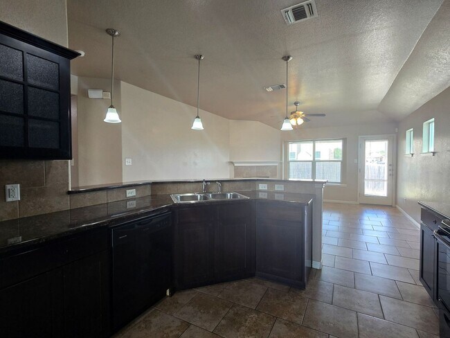 Foto del edificio - RENT REDUCTION - AVAILABLE NOW!