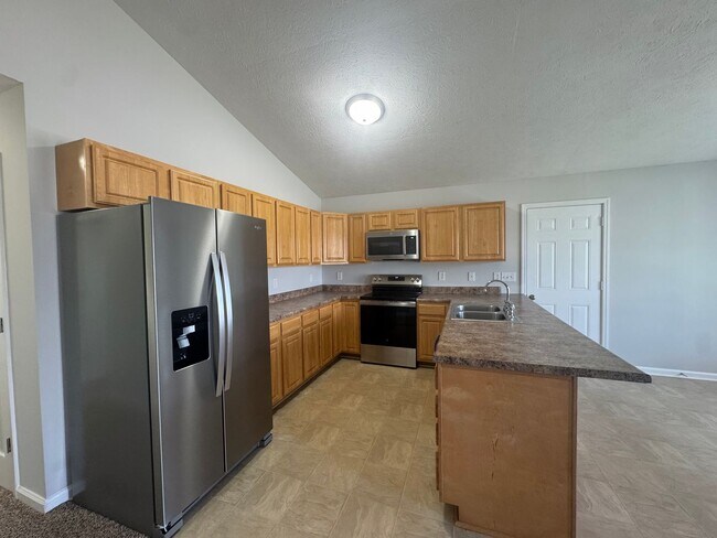 Foto del edificio - Newly Renovated 3BR 2BA home close to GM, Magna, Industrial Park