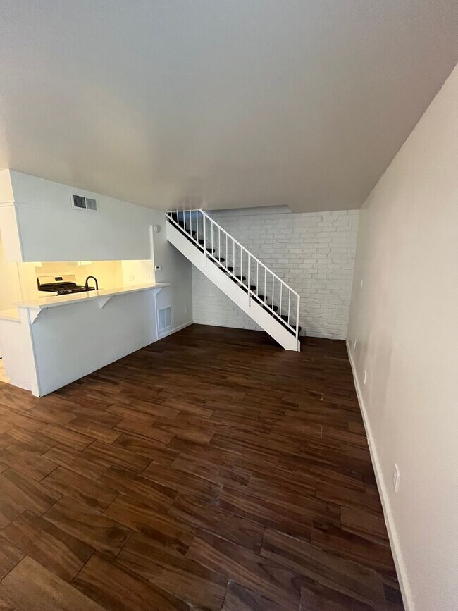 Foto del edificio - Spacious 2 Bedroom Condo/ Nicely Renovated...