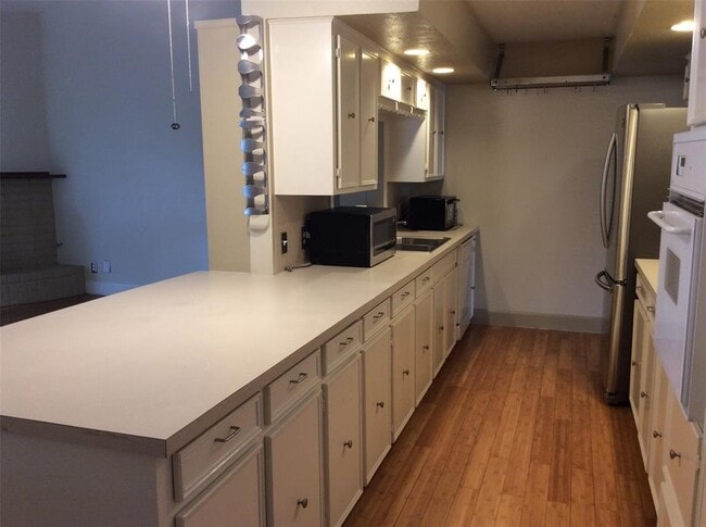 Building Photo - 147 Camellia St