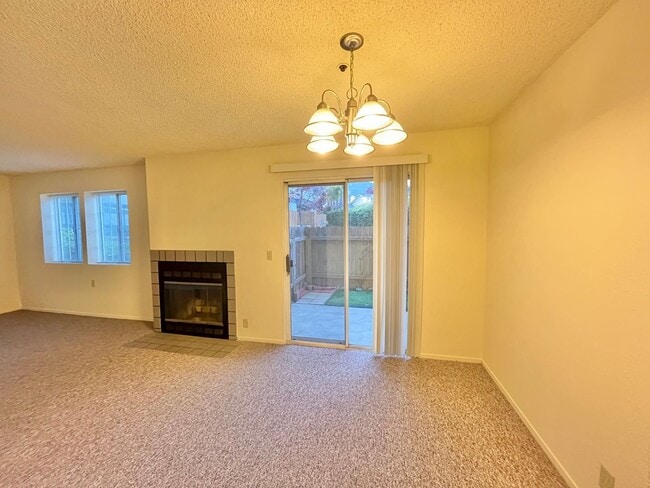 Building Photo - Nice Single-level Condo - Sinsheimer Neigh...
