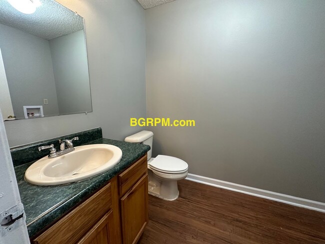 Foto del edificio - 2 BD, 1 1/2  BA, townhome in Sherwood