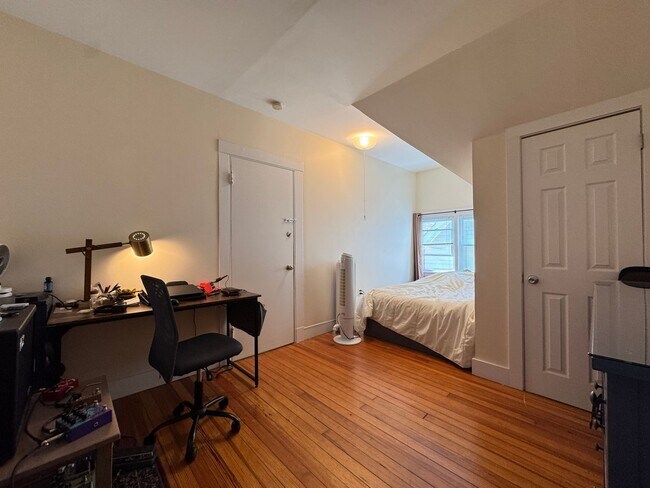 Foto del edificio - Spacious 2-Bedroom, 2-Bath in East Rock – Newly Renovated!