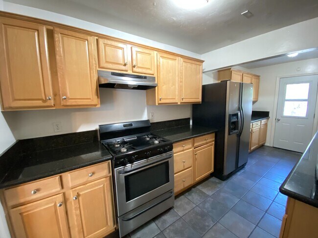 Building Photo - 5BR/2BA with Private Yard!