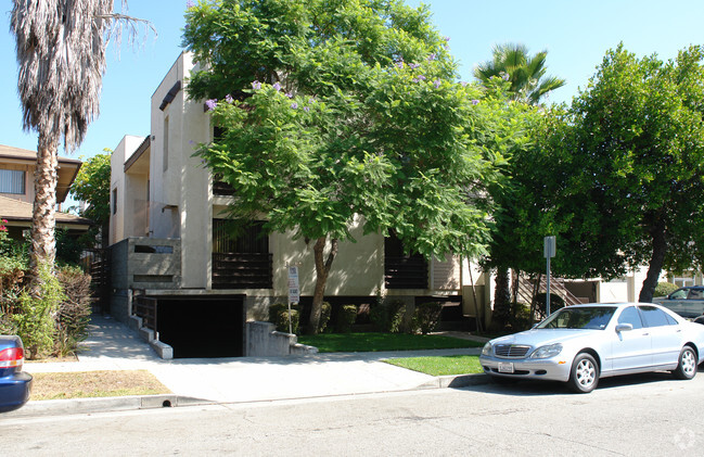 Building Photo - 118 N Cedar St