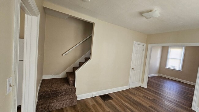 Building Photo - 3 Bedroom Duplex in Quiet Location