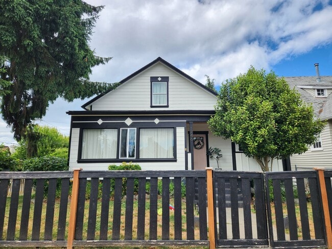 Victorian Style Home Rent Ready!! - Victorian Style Home Rent Ready!!