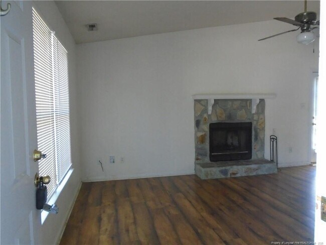 Foto del edificio - 5595 Quietwood Pl