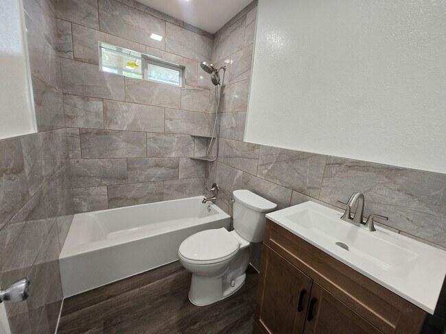 Foto del edificio - New paint and flooring throughout.