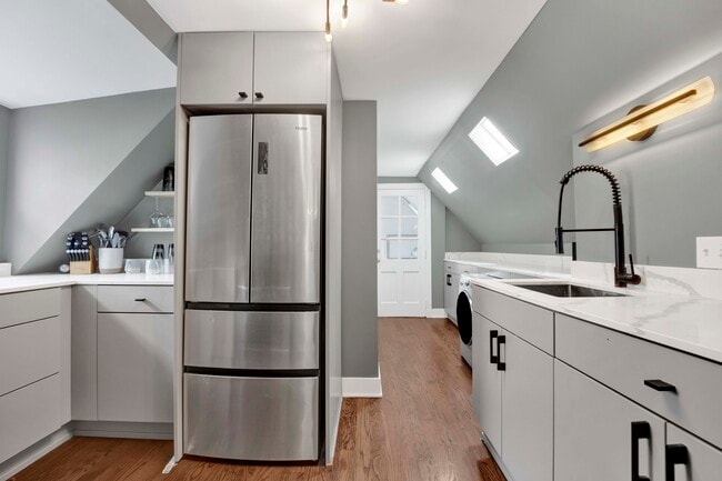 Building Photo - 1625 W Hollywood Ave