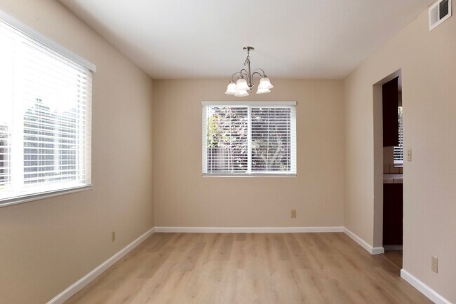 Foto del edificio - Splendid 3-bedroom home + Bonus Loft located in Fremont! – New flooring!