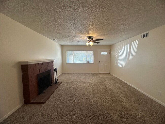 Foto del edificio - 3 BED 2 BATH UPDATED ENTERPRISE HOME WITH LARGE DECK