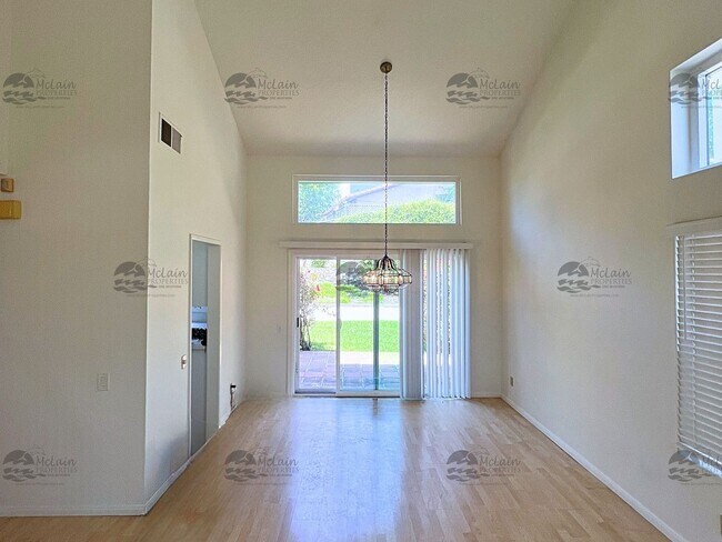 Foto del edificio - Two Story 3BD/2.5BA Home In Carmel Valley