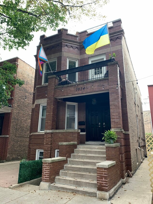 Primary Photo - 1054 N Leavitt St