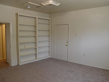 Building Photo - Newly remodeled 5bedroom home